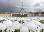 Нова аномалия: Прашни бури, порои и град колкото топки за голф се изсипаха върху Австралия