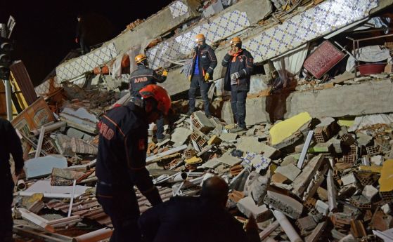 Най-малко 19 загинаха, 900 са ранени от земетресението в Турция