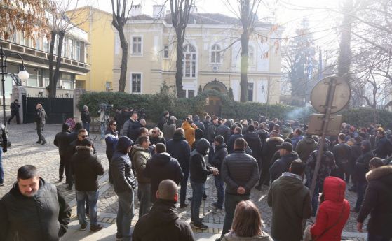 Десетки фенове на футболния Ботев на протест пред гръцкото посолство в София