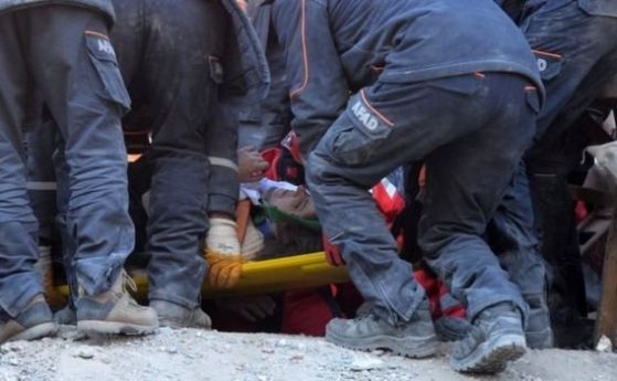 29 жертви, над 1400 ранени от земетресението в Турция. Оцелели спят под открито небе (видео, обновена)