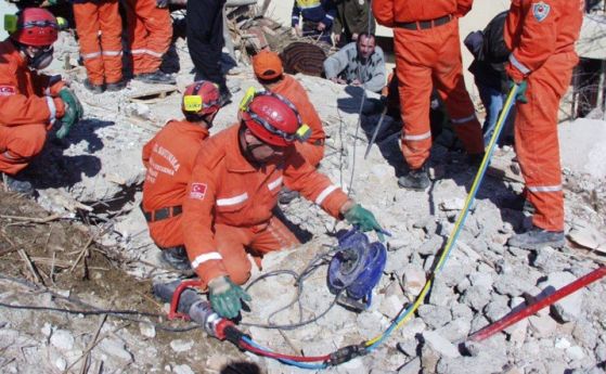Най-малко 31 са жертвите след земетресението в Турция, спасени са 45 души