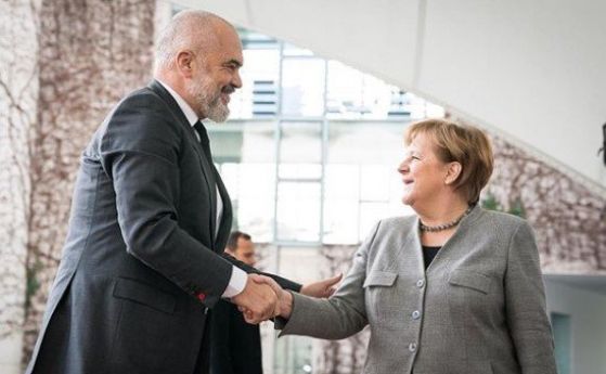 Въпреки Макрон Меркел иска ЕС да не затваря вратите си за Албания и Македония