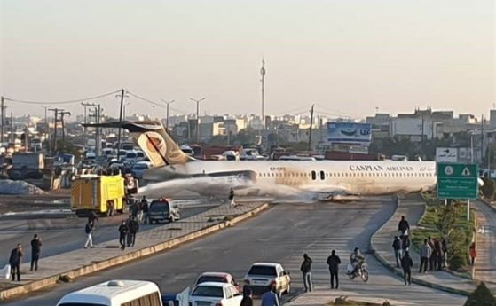 Самолет със 135 души на борда кацна на магистрала в Иран