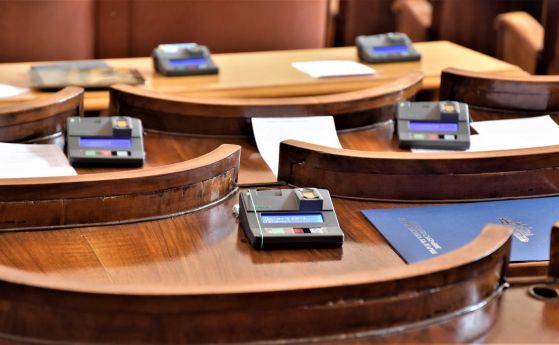 Депутатите гласуват вота на недоверие срещу Борисов и подхващат хазарта