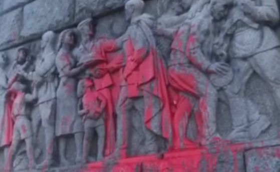 Паметникът Альоша осъмна залят с червена боя