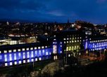 Шотландия пак е бунтовна и дразни Лондон: Оцвети сградата на правителството си с цветовете на ЕС