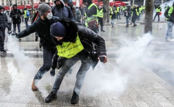 Полицията използва сълзотворен газ при разпръскване на 'жълти жилетки' в Париж
