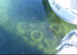 Водолаз изчисти рибарското пристанище в Созопол от автомобилни гуми (видео)