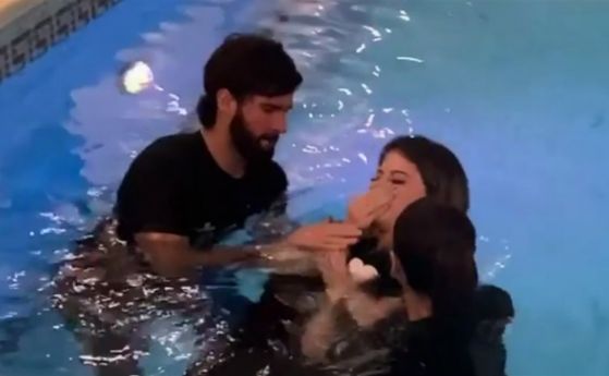 Вратарят на Ливърпул покръства християни в басейна си