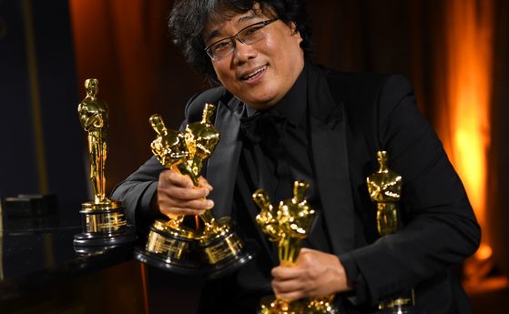 Режисьорът на 'Паразит' се извини на гравьорите заради многото 'Оскар'-и
