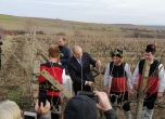 Президентът Радев заряза лозите в село Свирачи (снимки и видео)