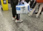 Китайците завъртяха куфарна търговия с маски заради коронавируса