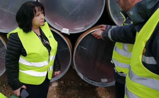 Министър Петкова инспектира доставката и съхранението на тръбите за газовата връзка с Гърция