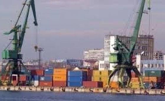 Започва товаренето на 54 контейнера с италиански боклук за реекспорт