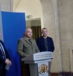 Българите, които се завръщат от заразен с коронавирус район, да се готвят за 'доброволно отшелничество'
