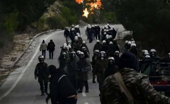 Сълзотворен газ, гумени куршуми и десетки ранени след втората нощ на протести на гръцките острови