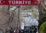 Гръцките граничари разпръснаха мигрантите на границата с Турция със сълзотворен газ