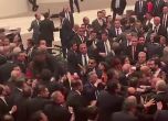 Бой в турския парламент заради военните действия в Сирия (видео)