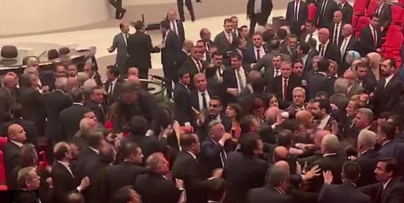 Бой в турския парламент заради военните действия в Сирия (видео)