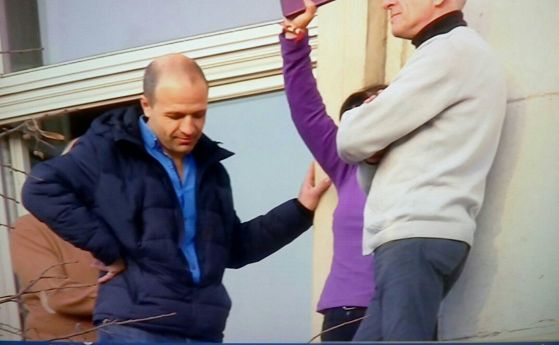 Рехабилитаторка от Пирогов протестира на перваза на Партийния дом, убедиха я да слезе (обновена)