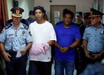 Роналдиньо се появи окован в съда в Парагвай