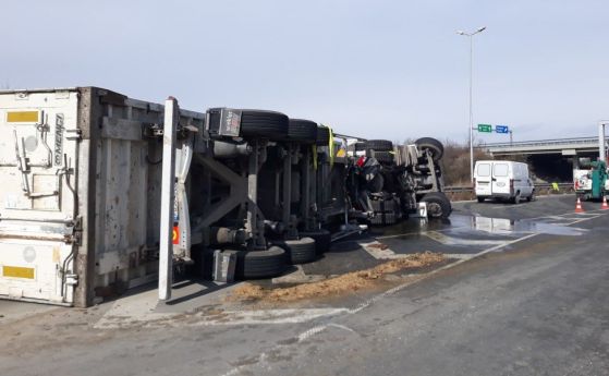 Камион с 15 тона биотор се обърна на магистрала Тракия