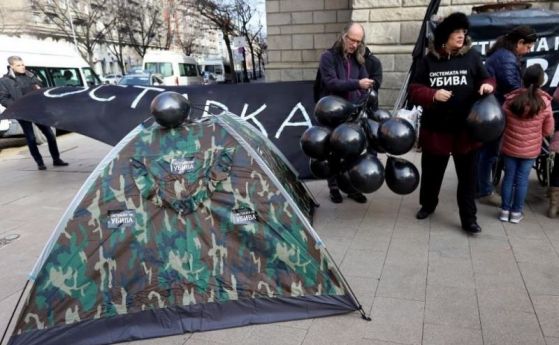 Майките от Системата ни убива искат оставка на правителството, викат всички на палатки