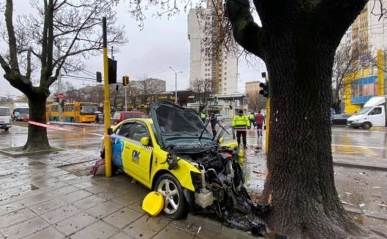 Такси помете 4 коли на столичния бул. 'Сливница'