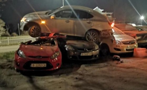 Катастрофа във Варна, автомобил се озова върху три коли
