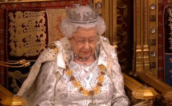 Вирусът с короната стресна и кралица Елизабет, напусна Бъкингамския дворец