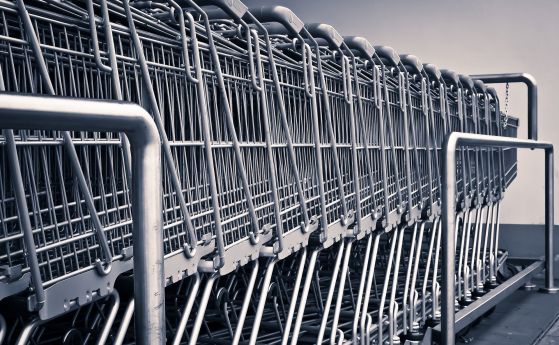 Кои големи вериги магазини продължават да работят и при какви условия