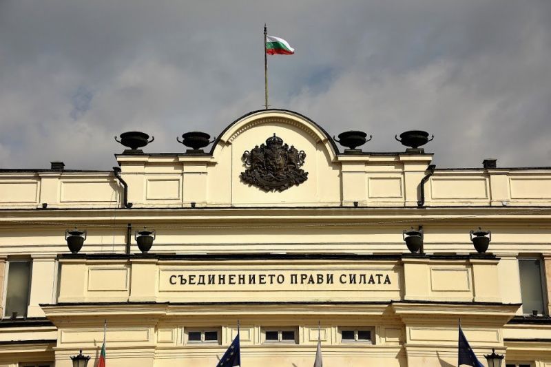 Депутатите се чудят как да не ходят в парламента без да го разпускат