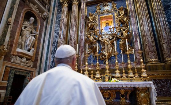 Папата опрости греховете на поразените от коронавирус
