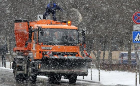 Снегът лиши от ток 8 от 10-те общини на Враца, 140 машини чистиха София тази нощ