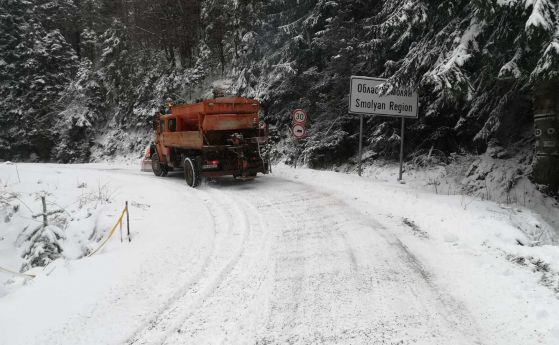 АПИ обяви кои пътища са затворени и че ще натрупа още сняг