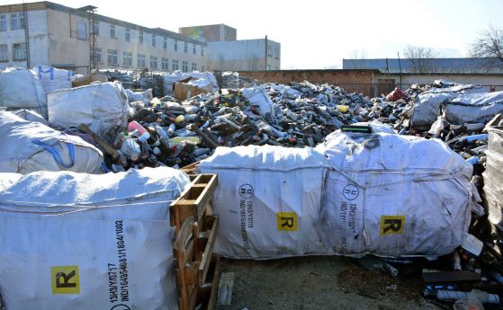 Нови 20 контейнера с италиански боклук тръгнаха обратно към Салерно