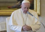 Папа Франсиск отмени повечето си служби, а останалите ще са без миряни