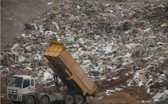 Напрежение в Сливен, след като контейнер на камион се сцепи на сметище