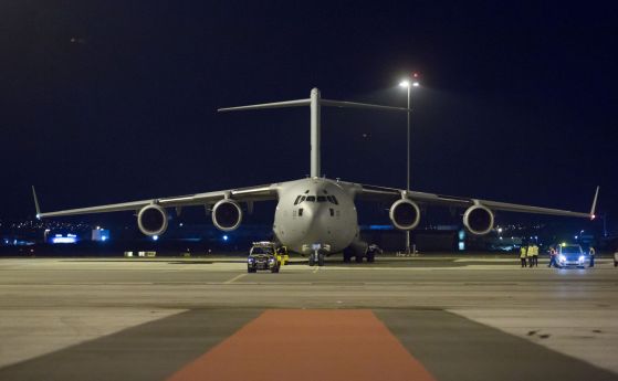 Самолет на НАТО докара 568 000 маски от Китай