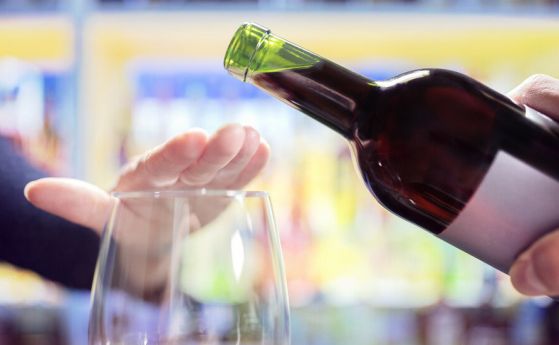 Пиенето у дома е новото излизане - как влияе пандемията на алкохолните традиции по света