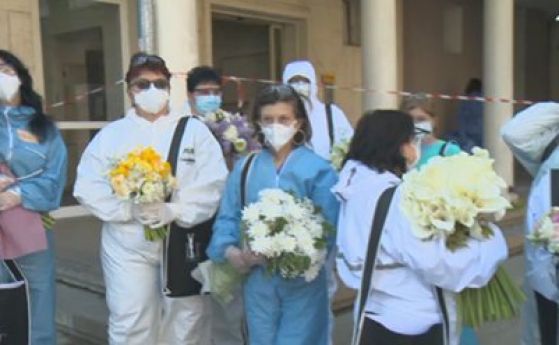 Лили Иванова изпрати цветята от рождения си ден на медиците от Александровска
