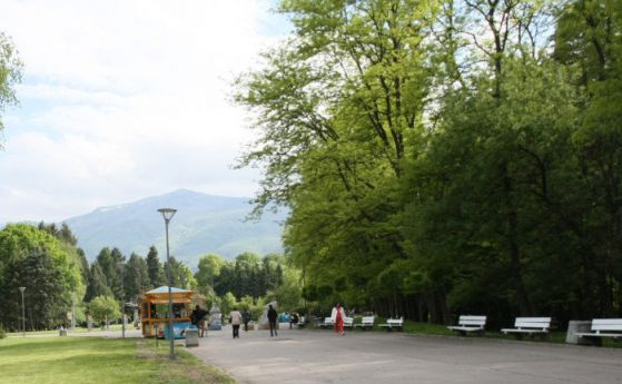 Парковете на София се отварят за майки с деца и спортуващи. Не се допуска ползването на пейки и тревни площи (видео)