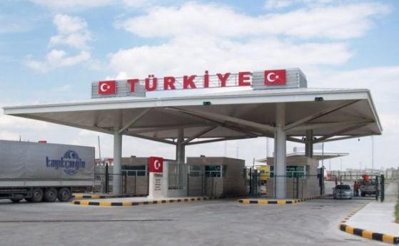 Тази нощ изтича забраната за влизане на автомобили в страната през Турция
