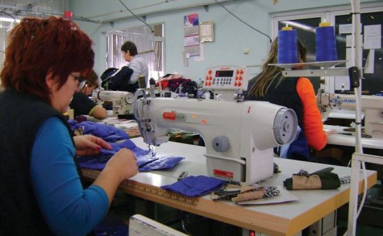 Фирма в Русе търси 200 шивачки на маски. Заплатата е над 1000 лева
