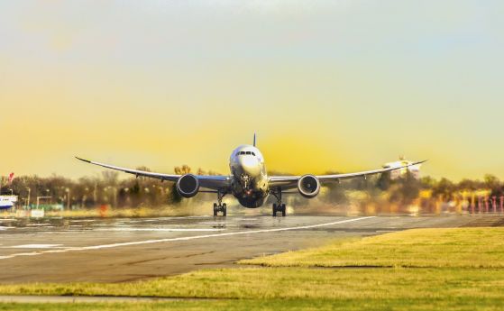 Маската задължителна в самолета: авиокомпании въвеждат нови мерки с надеждата да подновят работа