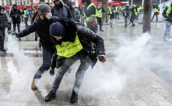 Сблъсъци между полиция и младежи заради парти в Атина