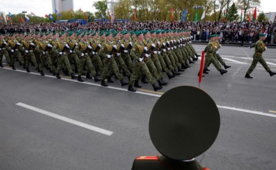 Какво тук значи някакъв коронавирус: Беларус изкара хиляди да маршируват на парад
