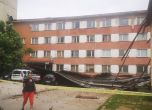 Ураганен вятър откъсна покрива на Военното окръжие във Враца и го стовари върху коли и къщи