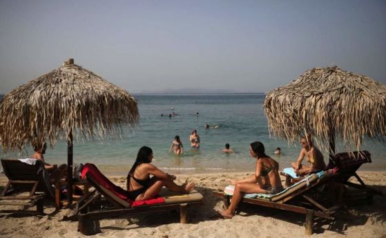 Гърците напълниха плажовете, предупреждават с дрон да се спазва дистанция