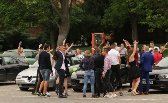 Въпреки мерките: Абитуриенти организираха шествия в София и Русе